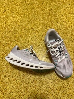 On Cloud Running Women’s Cloud Surfer size 9